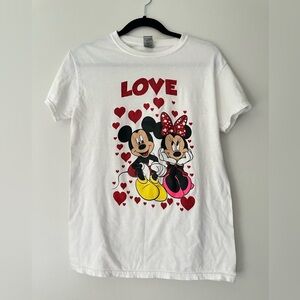 Gildan Mickey and Minnie short sleeve Valentine’s Day love shirt size small